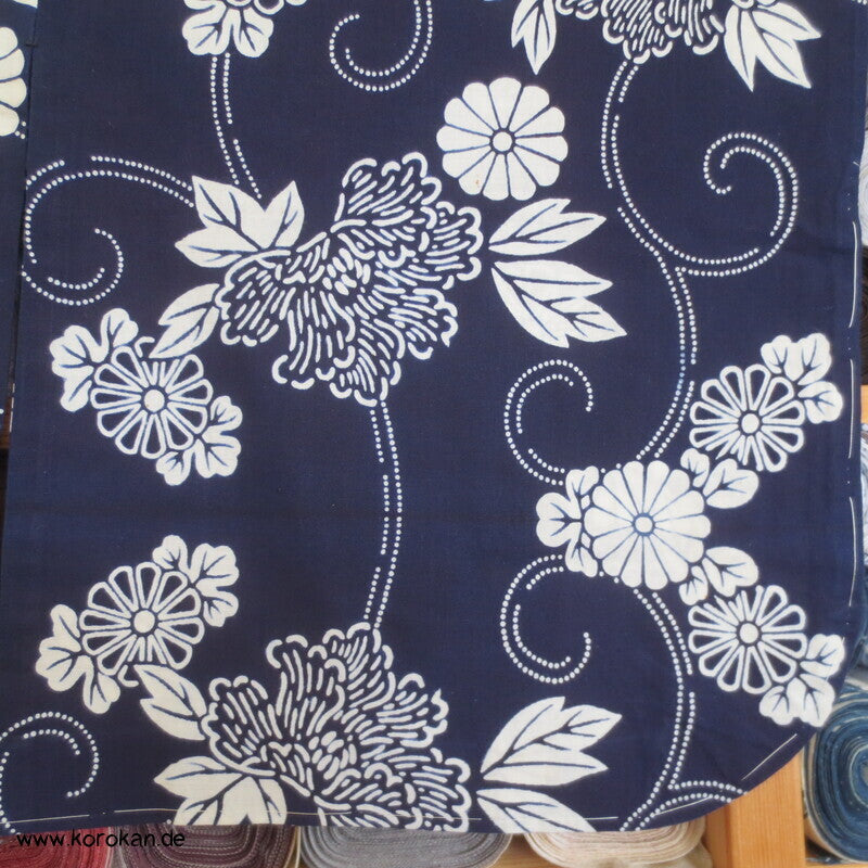 japanischer homemade Yukata Kimono, weiße Kiku auf blau