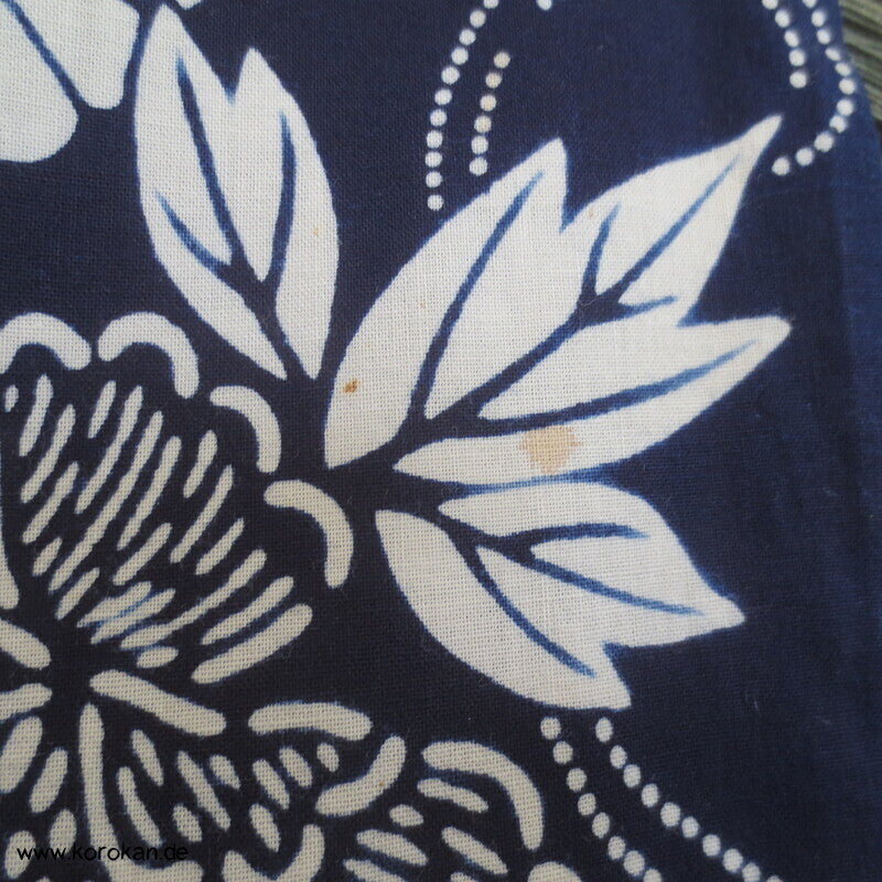 japanischer homemade Yukata Kimono, weiße Kiku auf blau