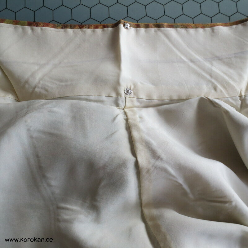 Blätterstreifen auf Rinzu Seiden Damast Komon Kimono