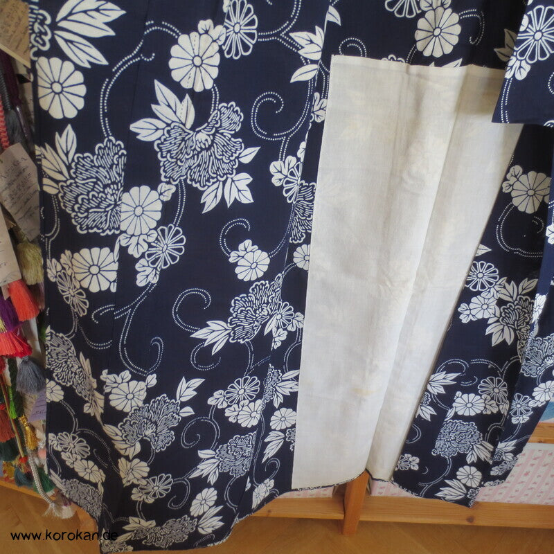 japanischer homemade Yukata Kimono, weiße Kiku auf blau