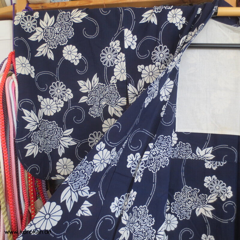 japanischer homemade Yukata Kimono, weiße Kiku auf blau