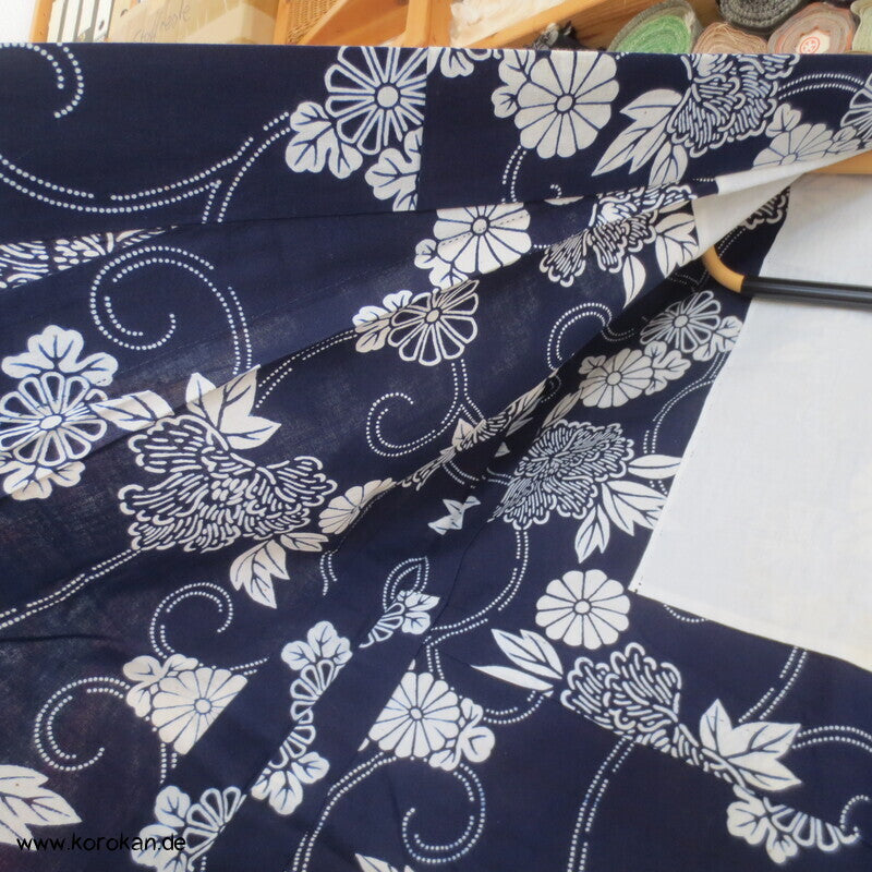 japanischer homemade Yukata Kimono, weiße Kiku auf blau