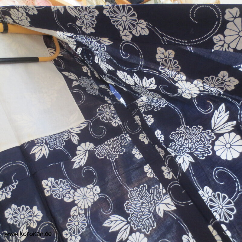 japanischer homemade Yukata Kimono, weiße Kiku auf blau