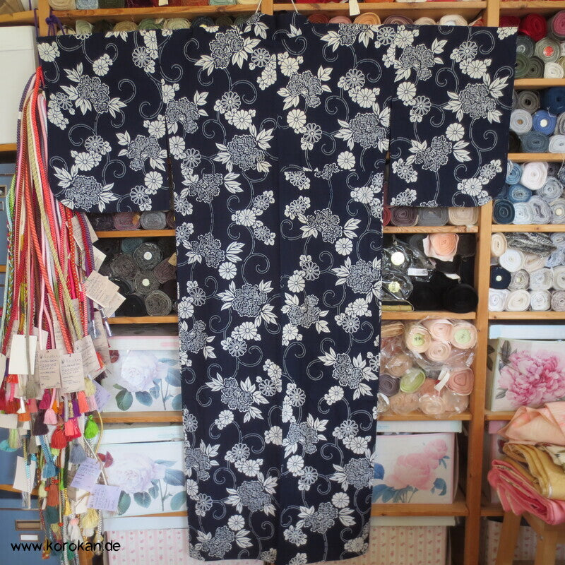 japanischer homemade Yukata Kimono, weiße Kiku auf blau