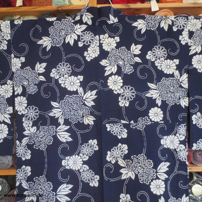 japanischer homemade Yukata Kimono, weiße Kiku auf blau