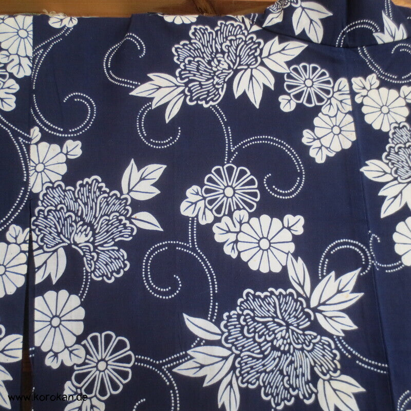 japanischer homemade Yukata Kimono, weiße Kiku auf blau
