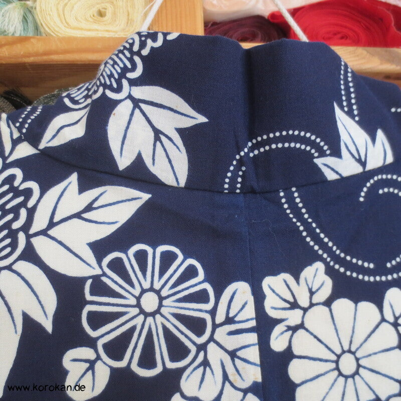 japanischer homemade Yukata Kimono, weiße Kiku auf blau