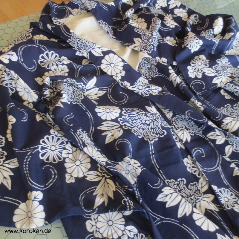 japanischer homemade Yukata Kimono, weiße Kiku auf blau
