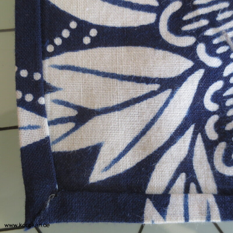 japanischer homemade Yukata Kimono, weiße Kiku auf blau
