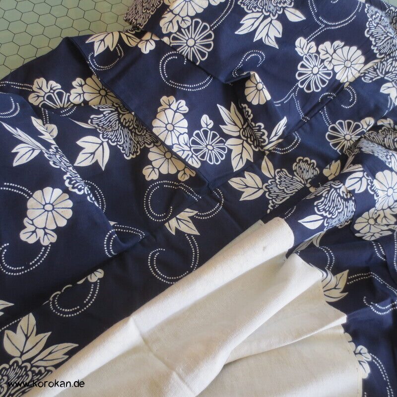 japanischer homemade Yukata Kimono, weiße Kiku auf blau