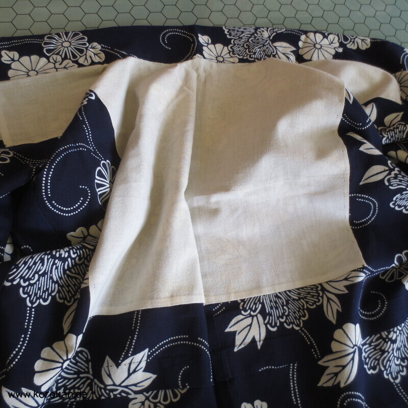 japanischer homemade Yukata Kimono, weiße Kiku auf blau