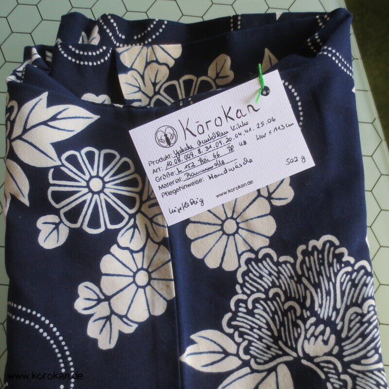 japanischer homemade Yukata Kimono, weiße Kiku auf blau