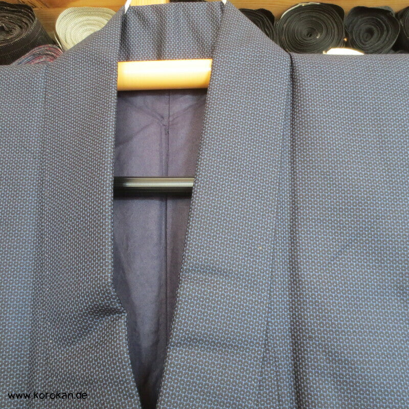 blaues Seiden Tsumugi Ensemble, Kimono + Haori, knorrige Kiefer