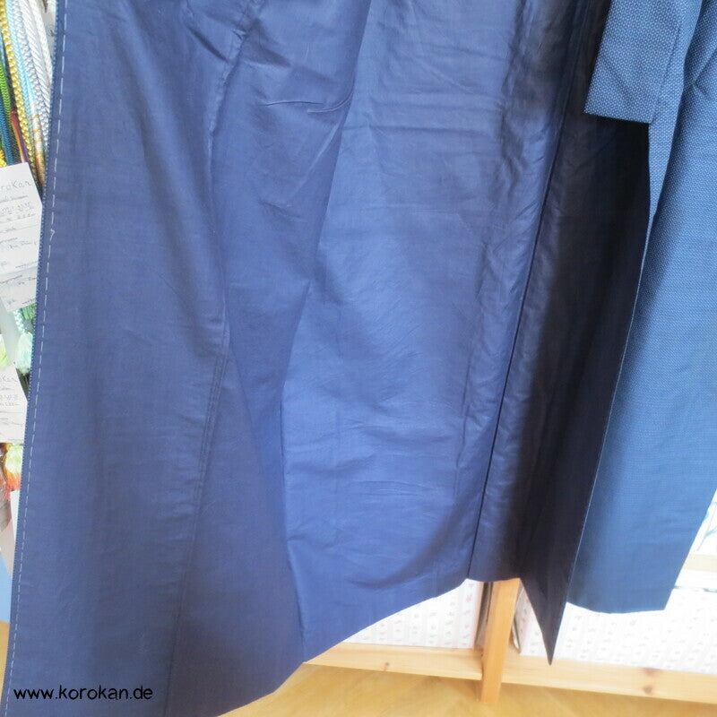blaues Seiden Tsumugi Ensemble, Kimono + Haori, knorrige Kiefer