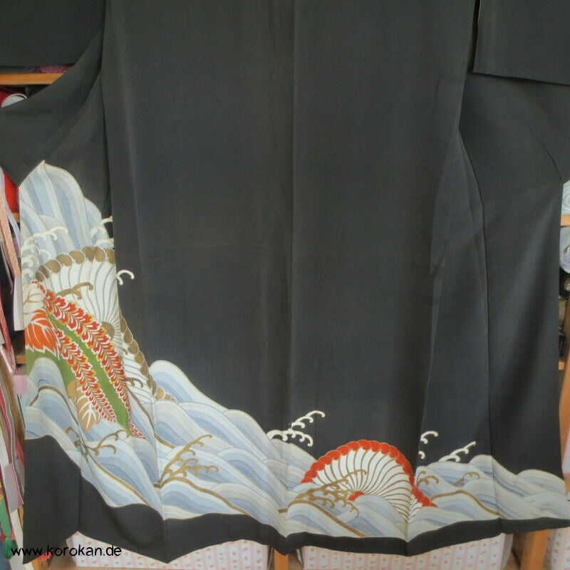 japanische Tomesode Seidencrepe Kimono mit Tsunami Wellen Muster