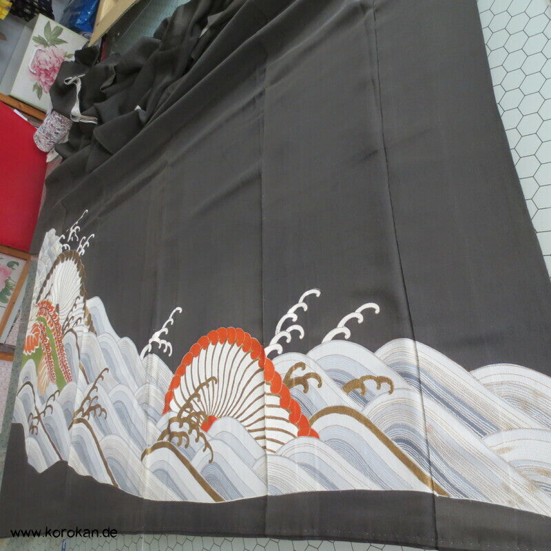 japanische Tomesode Seidencrepe Kimono mit Tsunami Wellen Muster