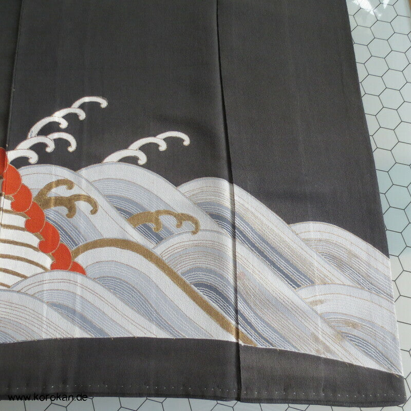 japanische Tomesode Seidencrepe Kimono mit Tsunami Wellen Muster