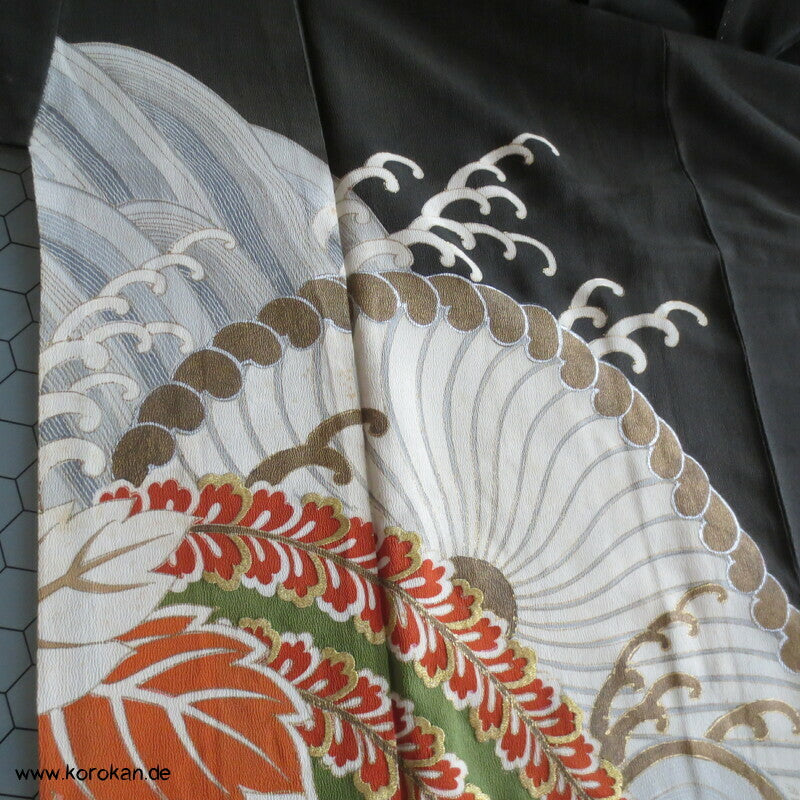 japanische Tomesode Seidencrepe Kimono mit Tsunami Wellen Muster
