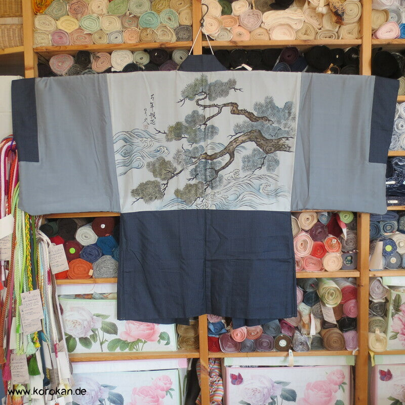 blaues Seiden Tsumugi Ensemble, Kimono + Haori, knorrige Kiefer