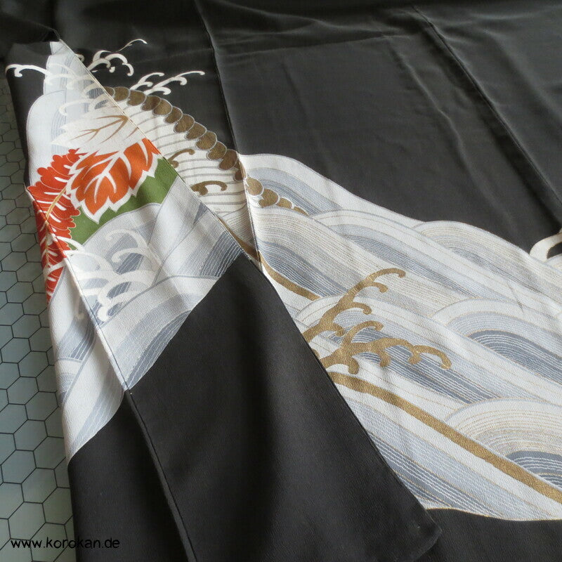 japanische Tomesode Seidencrepe Kimono mit Tsunami Wellen Muster