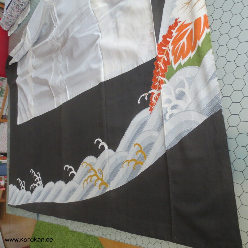 japanische Tomesode Seidencrepe Kimono mit Tsunami Wellen Muster
