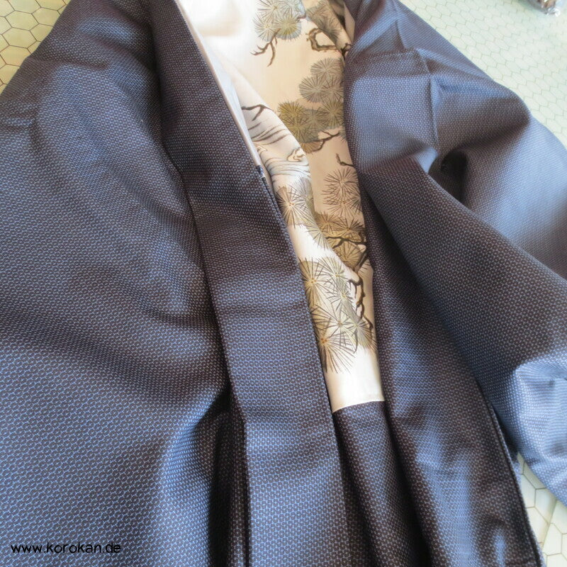 blaues Seiden Tsumugi Ensemble, Kimono + Haori, knorrige Kiefer
