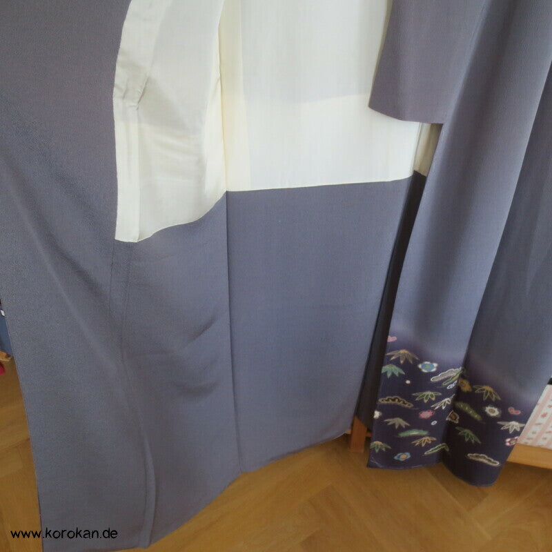 Shochikubai blauvioletter Musterrand Irotomesode, grauer Seiden Kimono