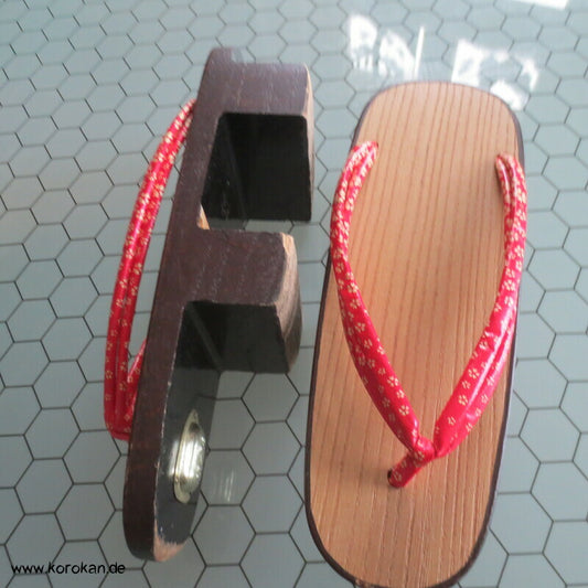 Geta rote Lacklederriemen mit kleinen Blüten