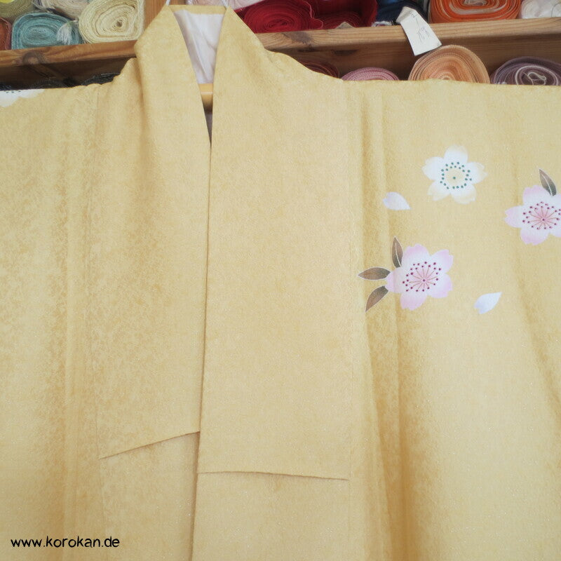 gelb glitzernder Seidendamast Furisode Kimono , Sakura