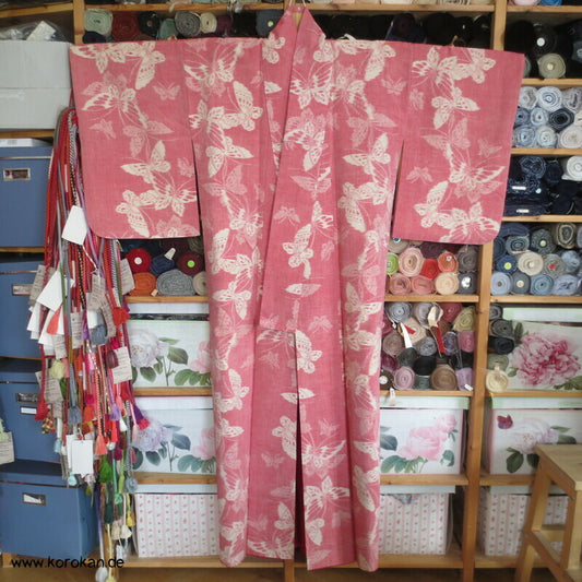 Japan Schmetterlinge auf altrosa Kasuri Tsumugi Seiden Kimono