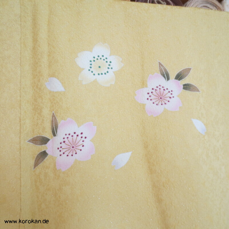 gelb glitzernder Seidendamast Furisode Kimono , Sakura