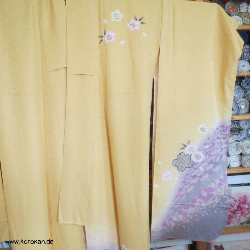 gelb glitzernder Seidendamast Furisode Kimono , Sakura