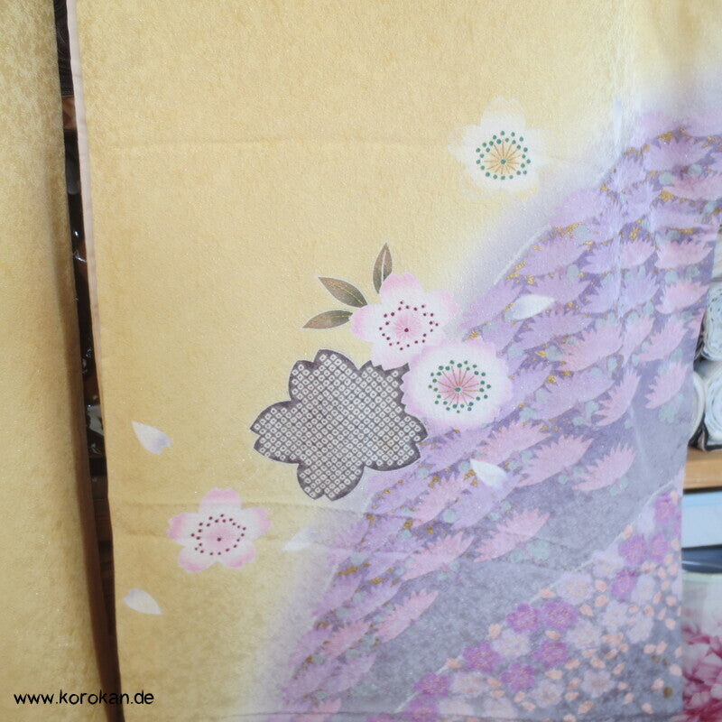 gelb glitzernder Seidendamast Furisode Kimono , Sakura