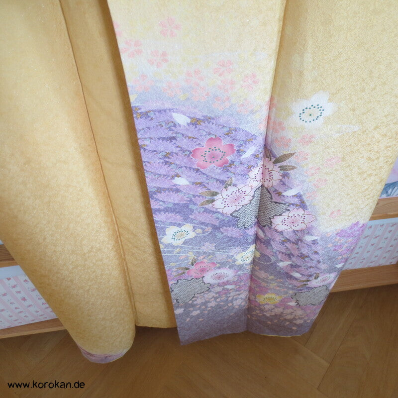 gelb glitzernder Seidendamast Furisode Kimono , Sakura