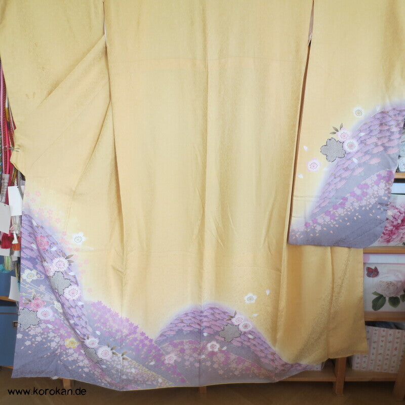 gelb glitzernder Seidendamast Furisode Kimono , Sakura