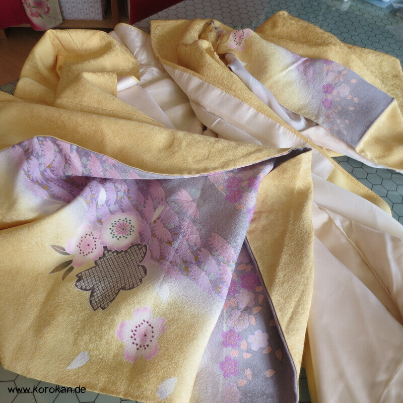 gelb glitzernder Seidendamast Furisode Kimono , Sakura
