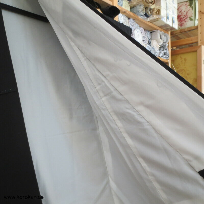 Im Wind hängender Kimono Tomesode