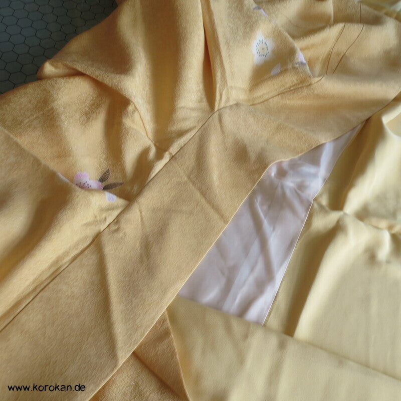 gelb glitzernder Seidendamast Furisode Kimono , Sakura