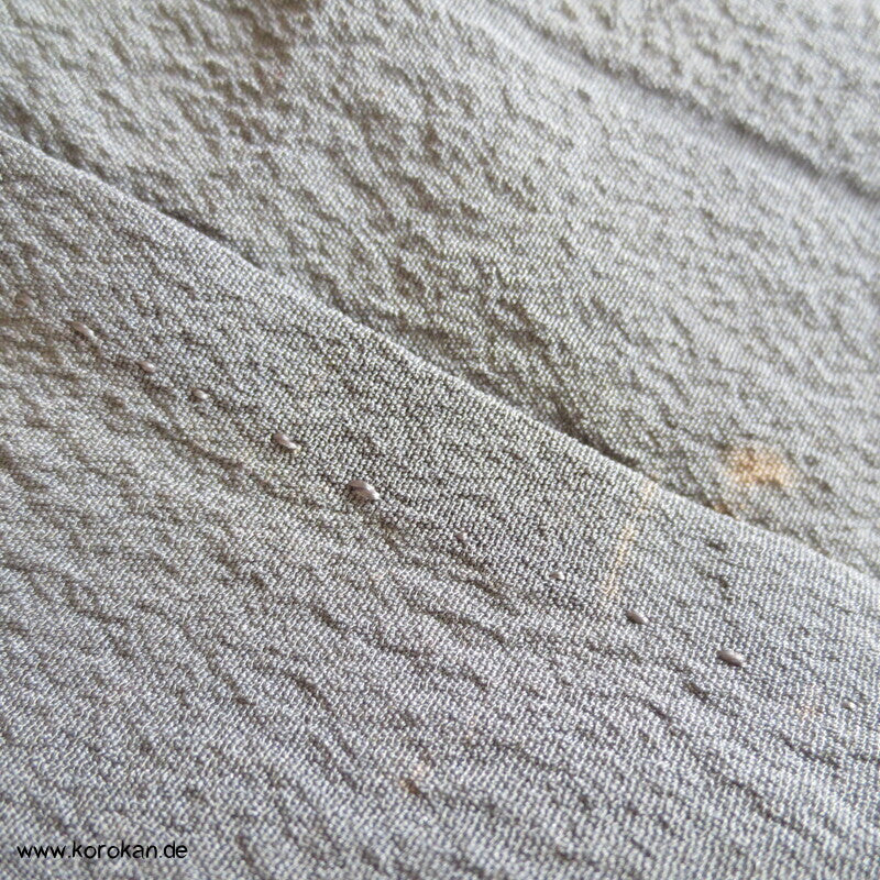zarteste Gold und Silber Kugeln auf grau Sha Seiden Hitoe Kimono