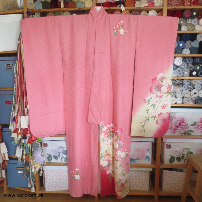Blütenschwung auf rosa Damast Seide Furisode Kimono
