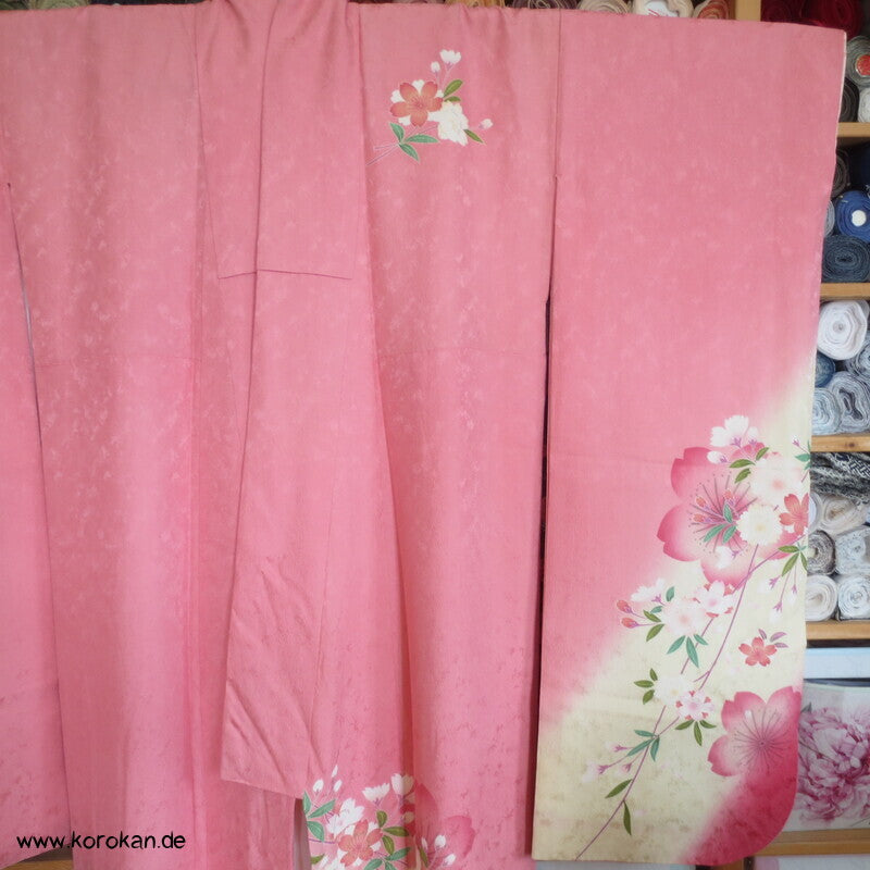 Blütenschwung auf rosa Damast Seide Furisode Kimono