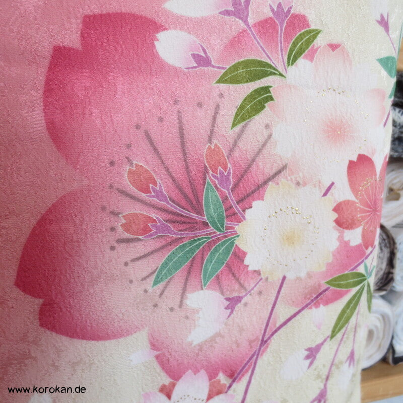 Blütenschwung auf rosa Damast Seide Furisode Kimono
