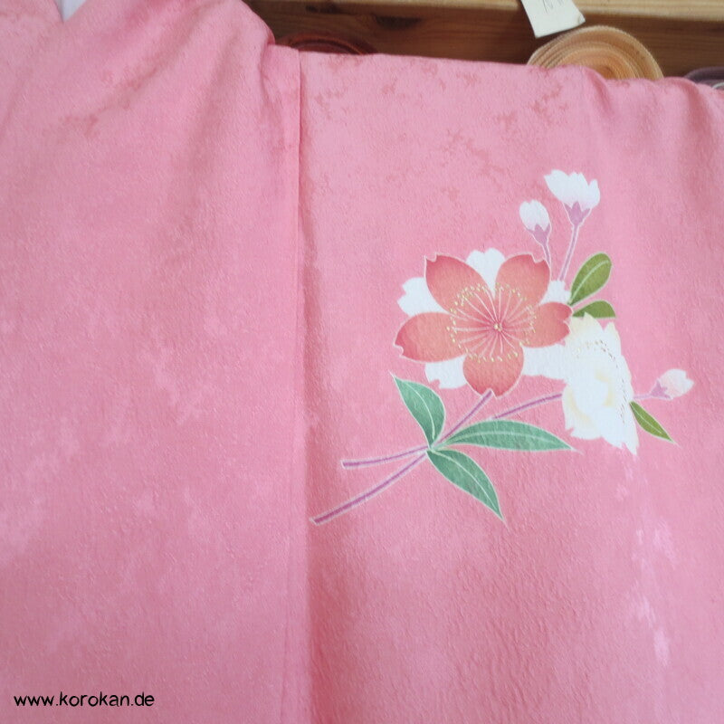 Blütenschwung auf rosa Damast Seide Furisode Kimono
