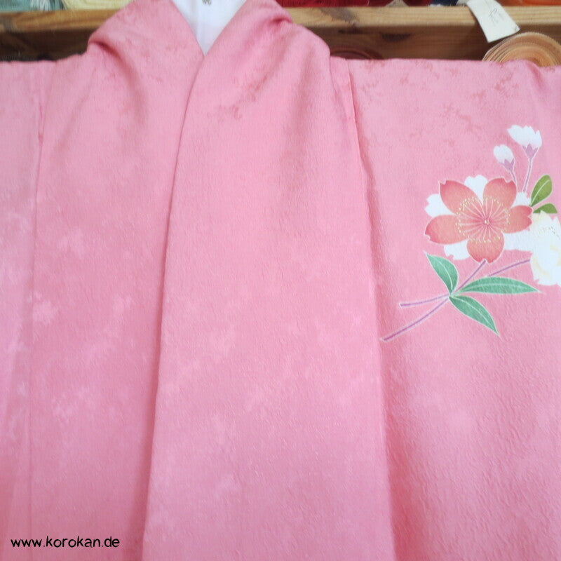 Blütenschwung auf rosa Damast Seide Furisode Kimono