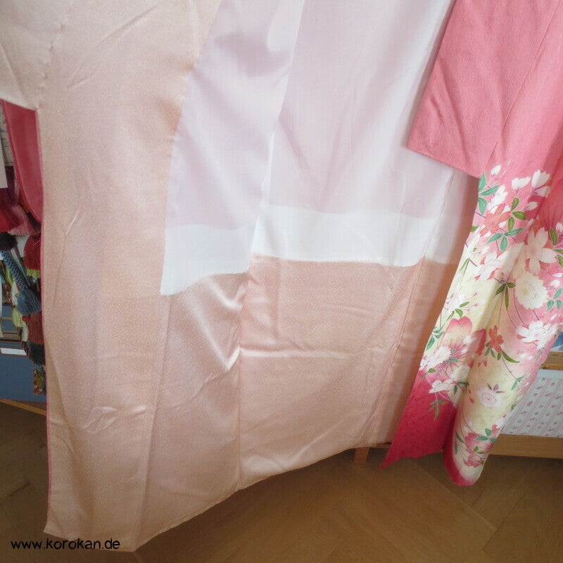 Blütenschwung auf rosa Damast Seide Furisode Kimono