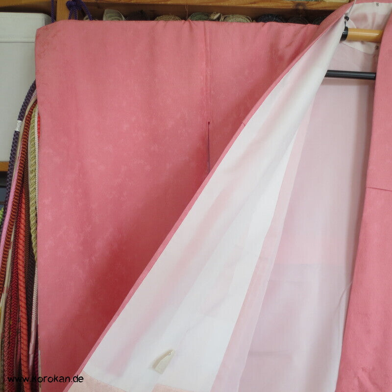 Blütenschwung auf rosa Damast Seide Furisode Kimono