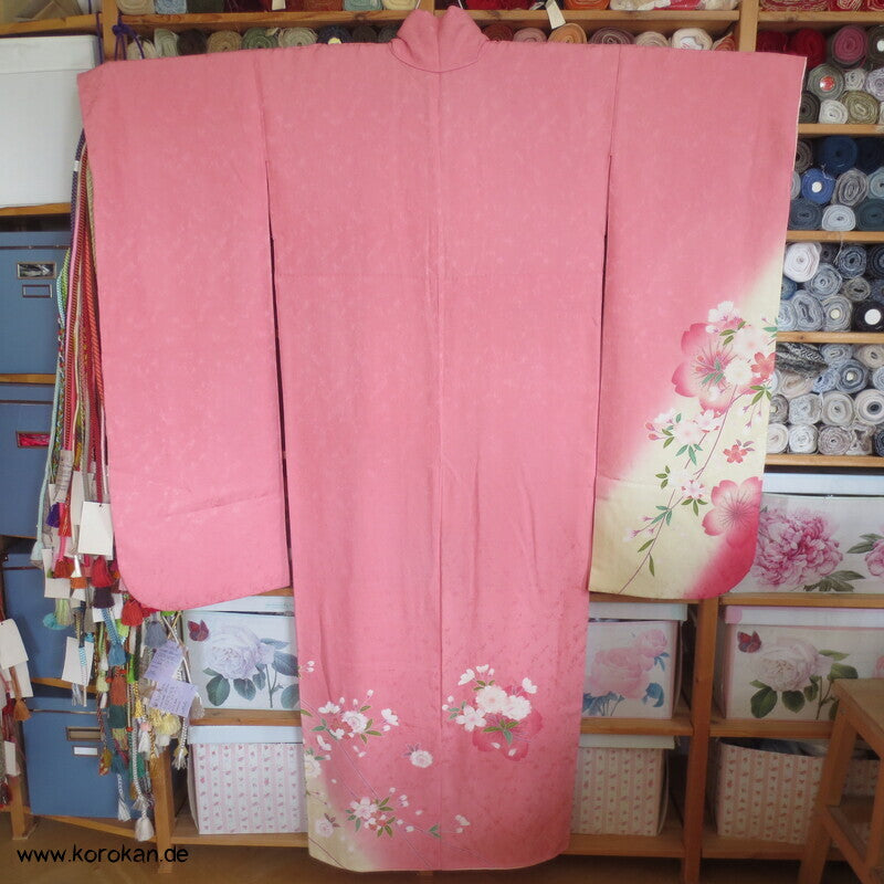 Blütenschwung auf rosa Damast Seide Furisode Kimono