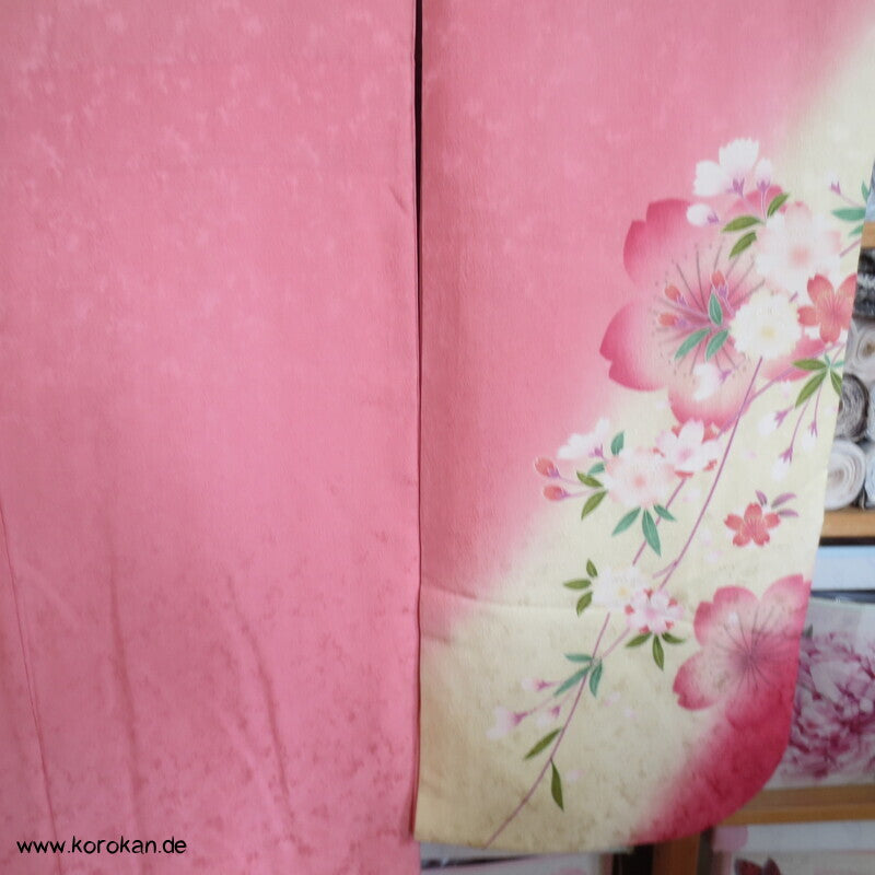 Blütenschwung auf rosa Damast Seide Furisode Kimono