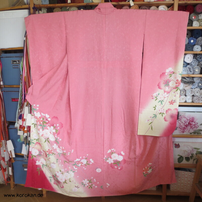 Blütenschwung auf rosa Damast Seide Furisode Kimono