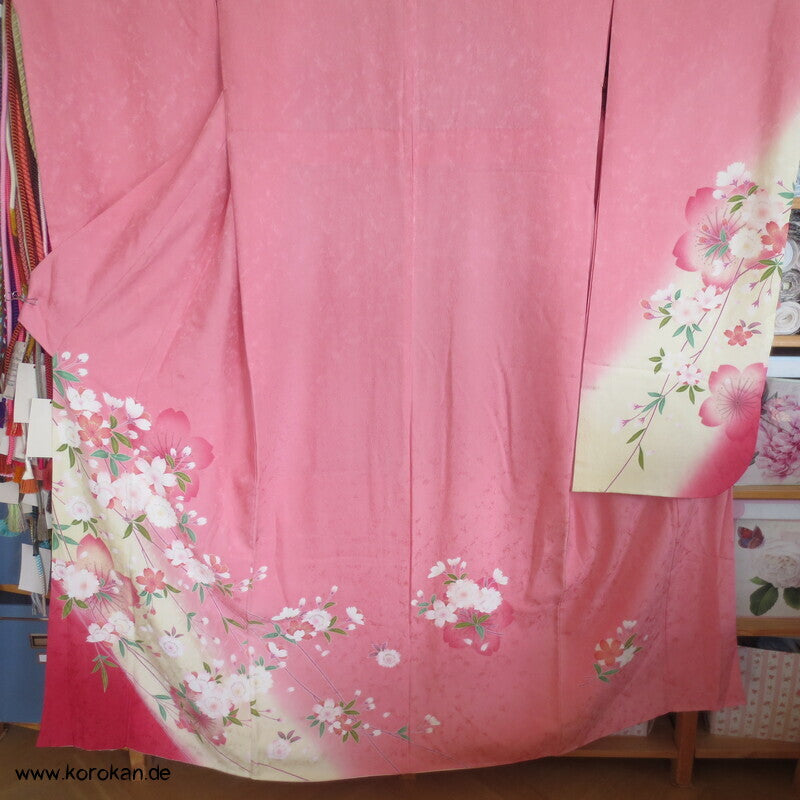 Blütenschwung auf rosa Damast Seide Furisode Kimono